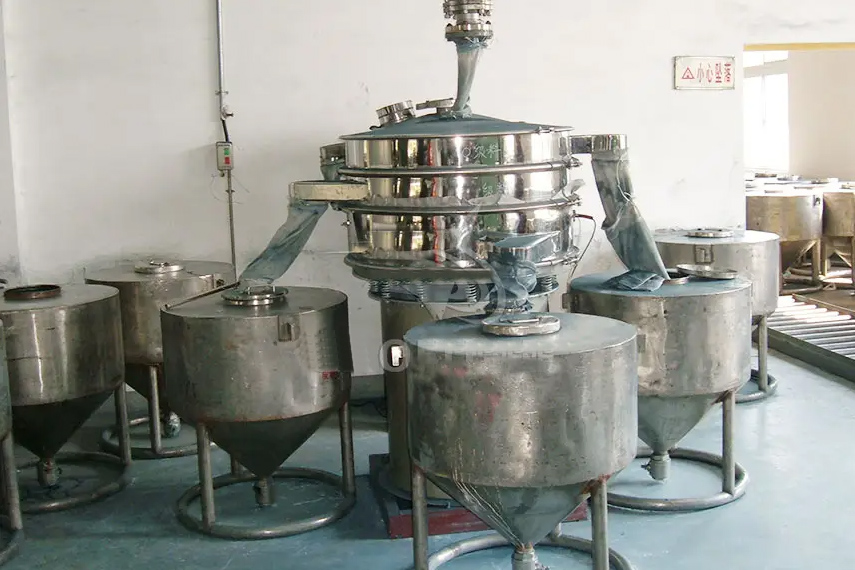 振蕩篩主要特點(diǎn)：換網(wǎng)容易，全封閉模式粉末不飛揚(yáng)，可連續(xù)作業(yè)